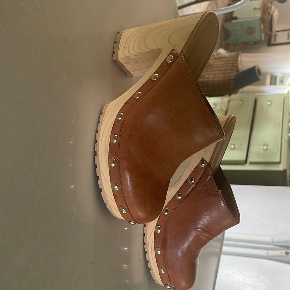 Very stylish clogs from sun and stone. Size 7.5